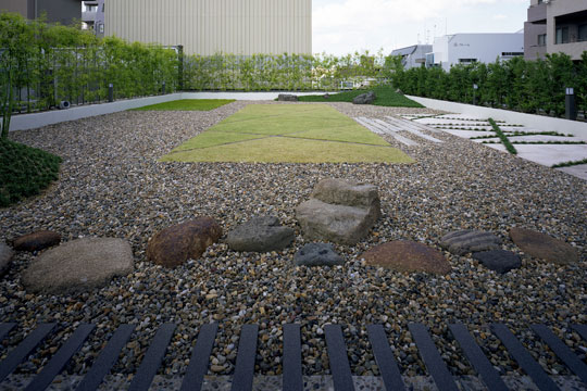 屋上庭園景石　© 河合 止揚