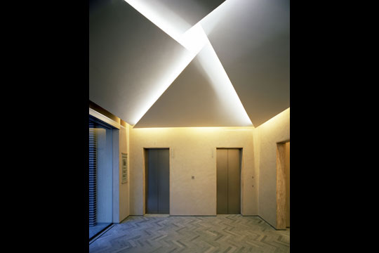 エントランスホール　© 河合 止揚