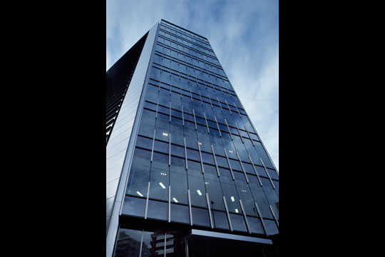 南東側南寄り見上げ　© 小川 泰祐