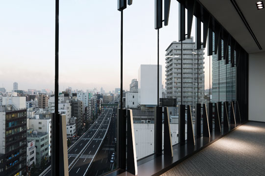 事務室南東側開口ディテール（夕景）　© 小川 泰祐