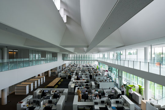 異分野交流・相互触発を促す2層吹抜のワンルームワークプレイ