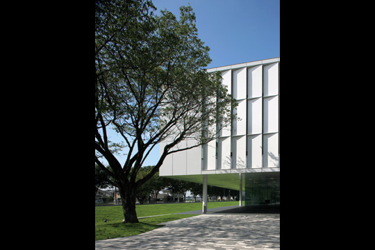 西日を反射拡散して室内に取り入れるルーバーパネル