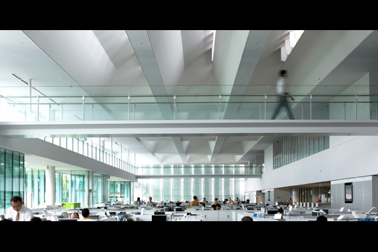 ハイサイドライトからの自然光が降り注ぐワークプレイス