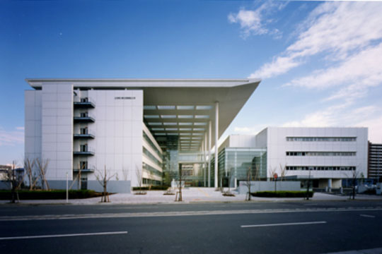 外観：正門側から交流プラザを望む