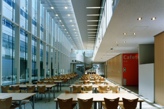 厚生棟：地域開放も想定されたカフェテリア　© ナトリ光房