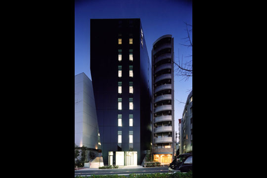 正面夜景　© 前川プロ