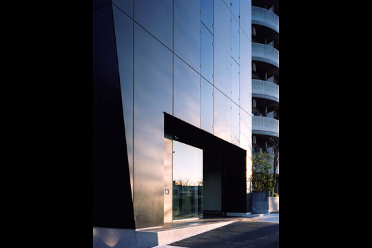 1階エントランス　© 前川プロ