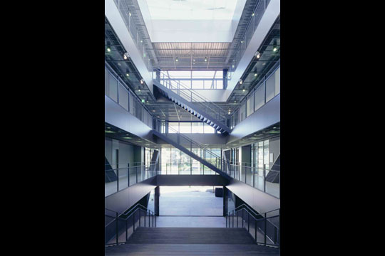 吹抜　© 新建築社