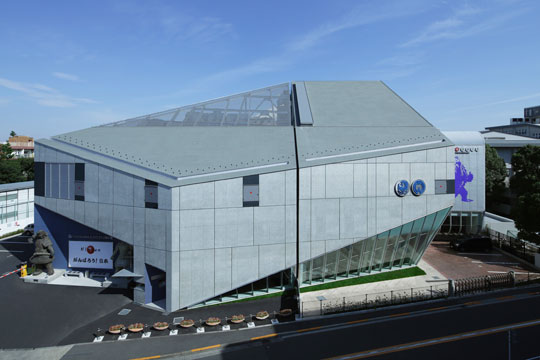 騒音源の撮影ステージと音響スタジオを構造スリットを介して直結　© 荒木 文雄