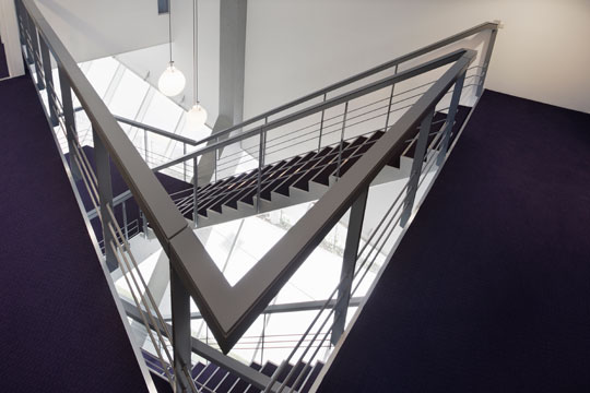 プライバシーを確保しつつ光を導く階段室　© 荒木 文雄