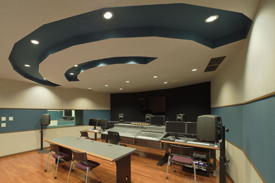 国内最高水準NC-15 クラスの音響編集スタジオ　© 荒木 文雄
