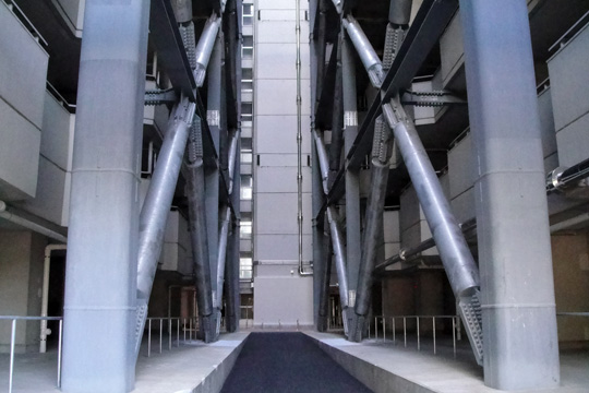 中庭から見上げた外観　© 新建築社 写真部