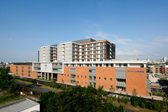 重厚なデザインの低層部は分節化して威圧感を軽減し、高層部の病棟との調和を図った