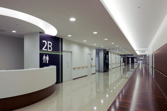 幅員6ｍのホスピタルコリドーは、明快に位置確認ができるデザインとした