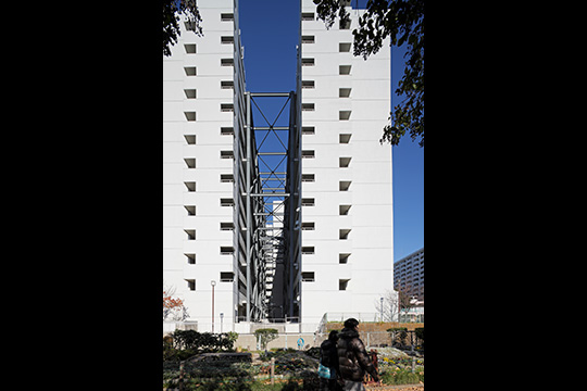 道路側からの外観　© 新建築社 写真部