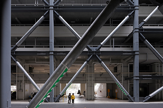 連絡通路部外観　© 新建築社 写真部