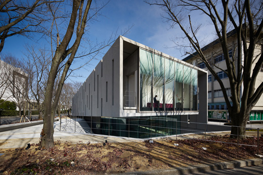 コンクリートプレートがギャラリーをロール状に包み込む　© 阿野 太一