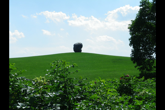 周辺の壮大な風景と呼応するみどりの丘とアート