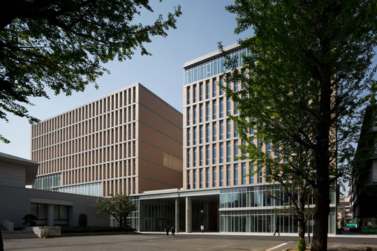 5号館（右）、7号館（左：2010年竣工）