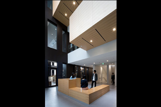 吹抜と階段により立体的に繋がるラウンジ