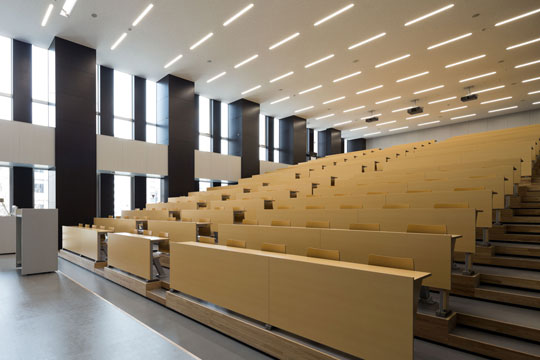 2層にまたがる講堂