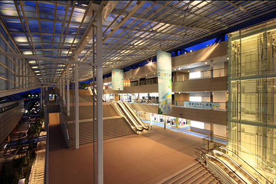 駅前商業施設 経堂コルティ大階段夜景