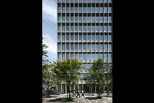 中庭より大阪府立大学エントランスを見る