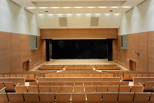 講堂内観（約500席）　© ナトリ光房