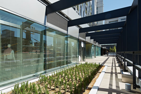 2階南側テラス　© 新建築社 写真部