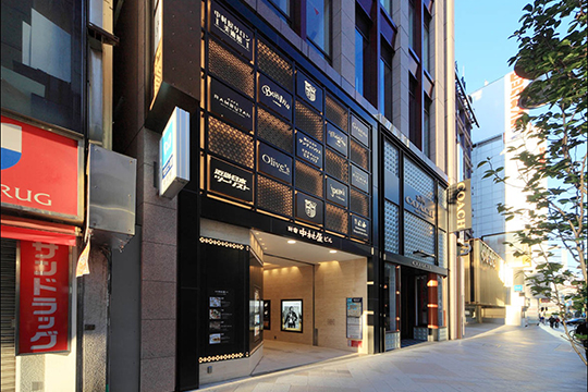 低層部：サインウオール・エントランスホール　©クドウフォト