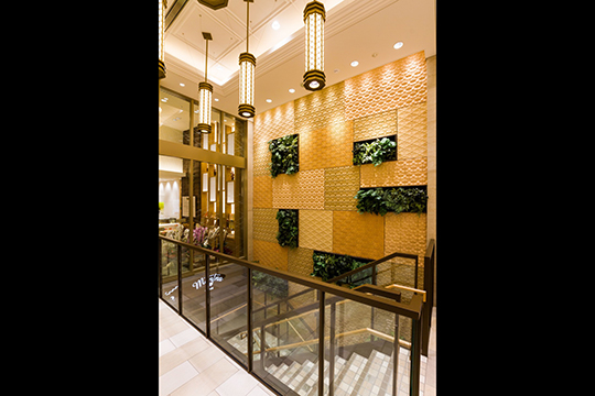 四季をモチーフとしたシンボルウオール　©クドウフォト