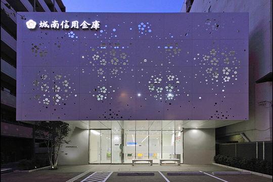 梅の花が咲き誇る夜景ファサード