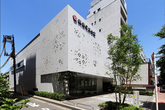 建物が銀行イメージを表現するサインウォール