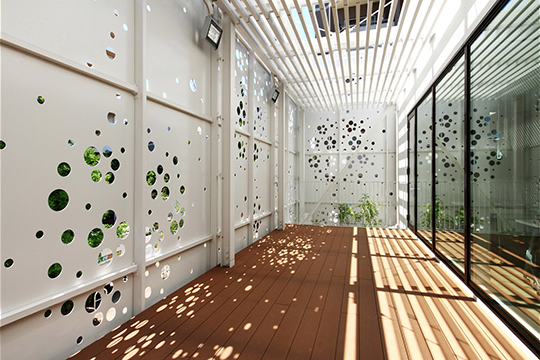 光と影により梅の花が差し込むバルコニー