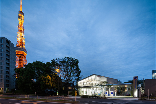 外観全景夕景　©ヴィブラフォト