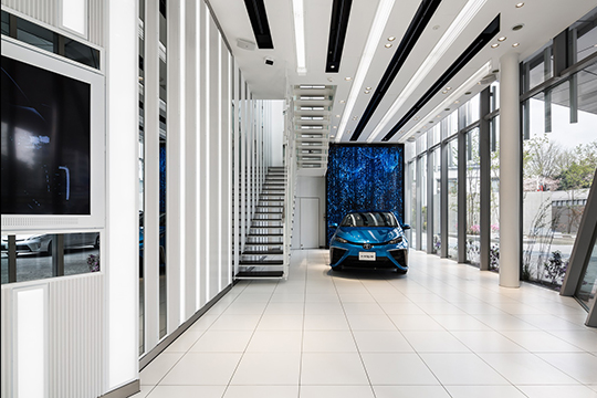 3×4Mの高精細LEDモニターを設置した1Fショールーム　©ヴィブラフォト