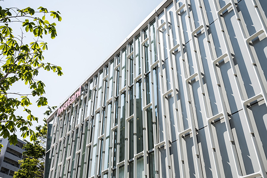 水素の元素記号を象ったH型ルーバー　©ヴィブラフォト