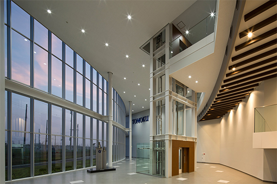 エントランスホール夕景　©株式会社伸和