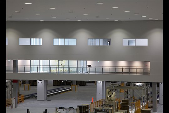 光庭に面した生産エリア　©株式会社伸和