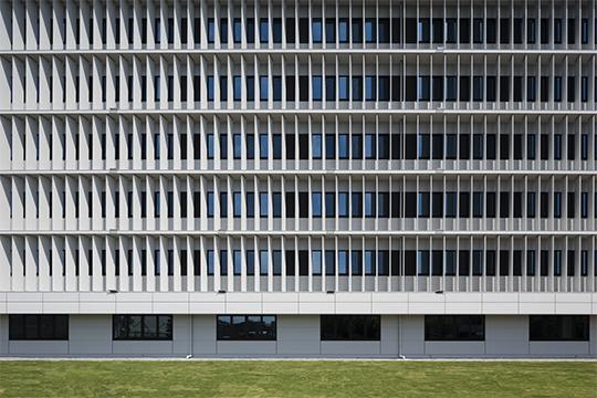 西側外観　©株式会社 エスエス東京