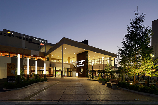 駅からのアプローチ広場