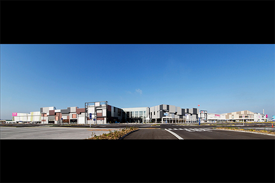 変化に富むファサードとスカイラインを形成した「東側外観全景」 ©クドウフォト