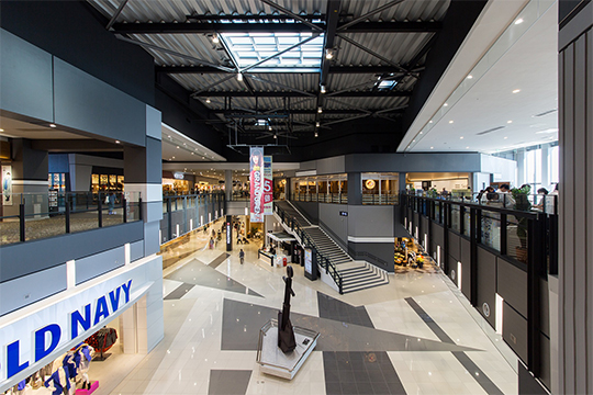 「鉄」をデザインモチーフとした「センターアトリウム」 ©クドウフォト