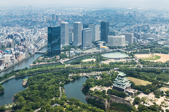 大阪城に隣接する大阪ビジネスパーク　©新建築 写真部