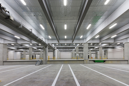 倉庫内観・トラックバース　©株式会社 クドウフォト