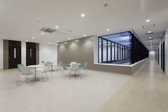 5階ラウンジ～光庭　©西日本写房広島