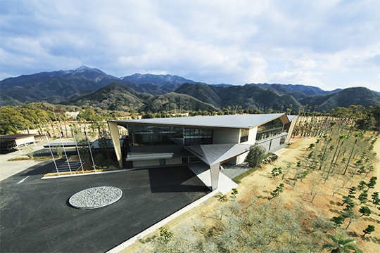 山並みの稜線に呼応する大屋根形状　©国際企画