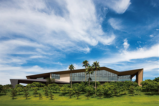 遠景から近景へ見る角度により変化するシルエット　©川澄・小林研二写真事務所