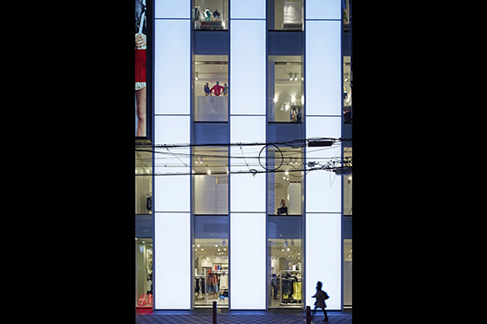 かつての暗い街路は明るい光の路に生まれ変わる　©鳥村鋼一