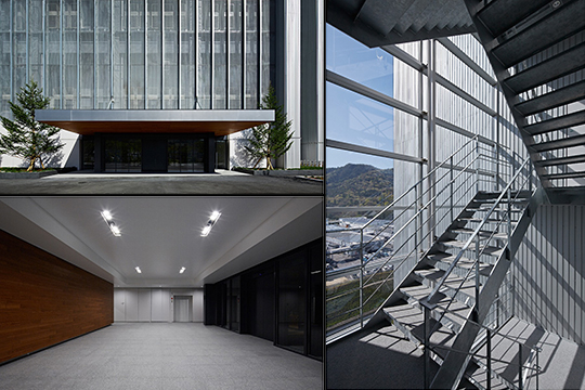 エントランス、階段　©鳥村鋼一